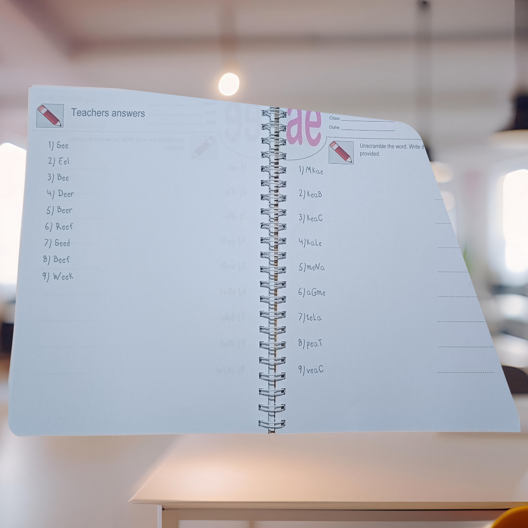 باك كامل من 3 كتب باش تعلّمي ولادك اللغة  الإنجليزية من منزل فقط بطريقة سهلة وفعّالة الكتاب1 يحتوي على 266 صفحة والكتاب 2 يحتوي على 268 صفحة وكتاب 3 يحتوي على 202 صفحة