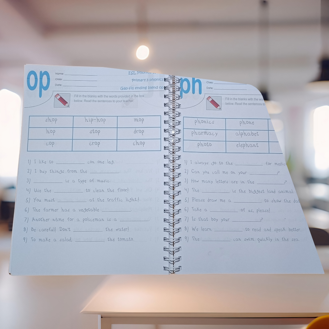 باك كامل من 3 كتب باش تعلّمي ولادك اللغة  الإنجليزية من منزل فقط بطريقة سهلة وفعّالة الكتاب1 يحتوي على 266 صفحة والكتاب 2 يحتوي على 268 صفحة وكتاب 3 يحتوي على 202 صفحة